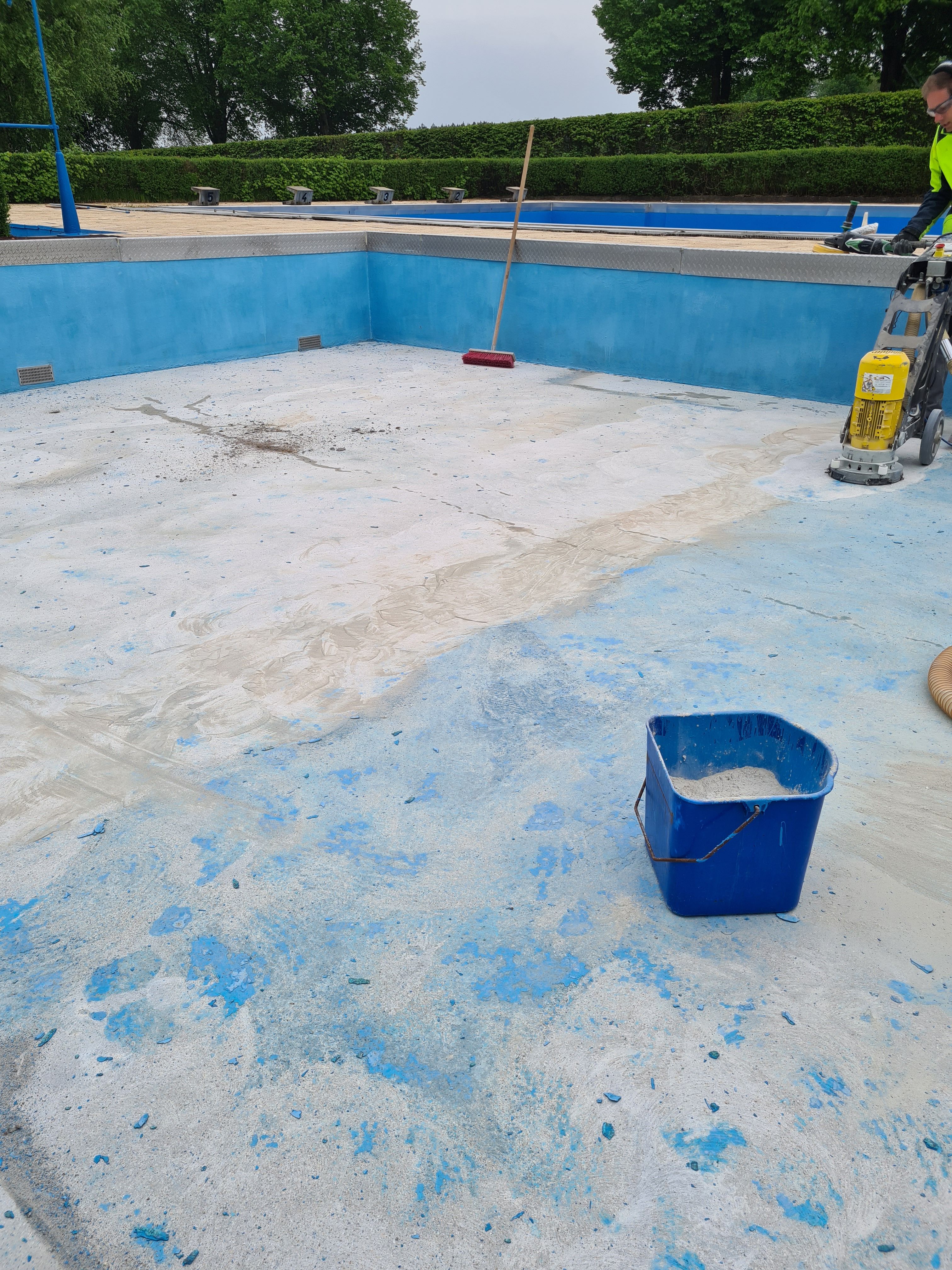 5_Neue Beschichtung fur das Freibad in Hauerz 10
