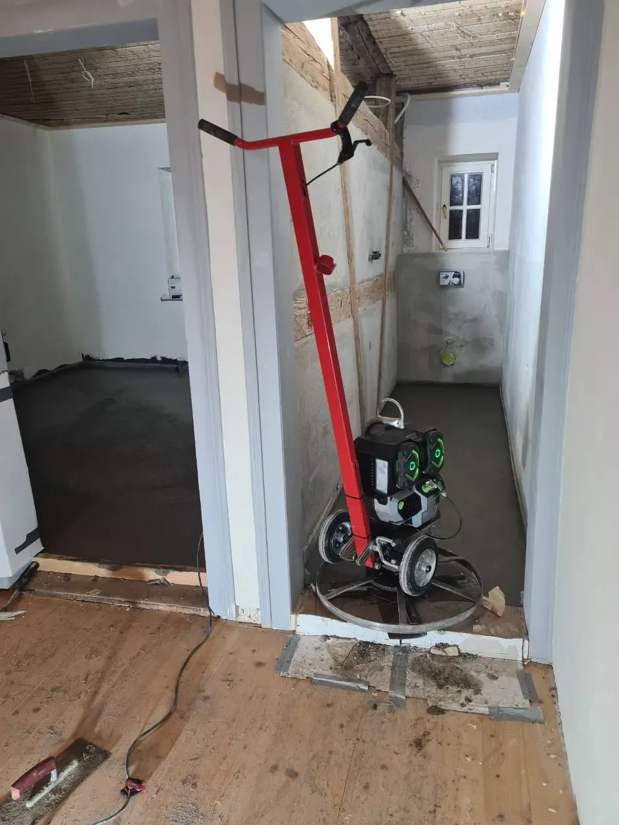 Bild von Handgeführter-Akku-Betonglätter. <a href="index.php?option=com_tags&view=tag&id[0]=18:betonglaetter">Betonglätter</a>, <a href="index.php?option=com_tags&view=tag&id[0]=19:glaettmaschine">Glättmaschine</a>, <a href="index.php?option=com_tags&view=tag&id[0]=21:schleifmaschine">Schleifmaschine</a>, <a href="index.php?option=com_tags&view=tag&id[0]=22:handgefuehrter-betonglaetter">Handgeführter Betonglätter</a>, <a href="index.php?option=com_tags&view=tag&id[0]=23:akku">Akku</a>