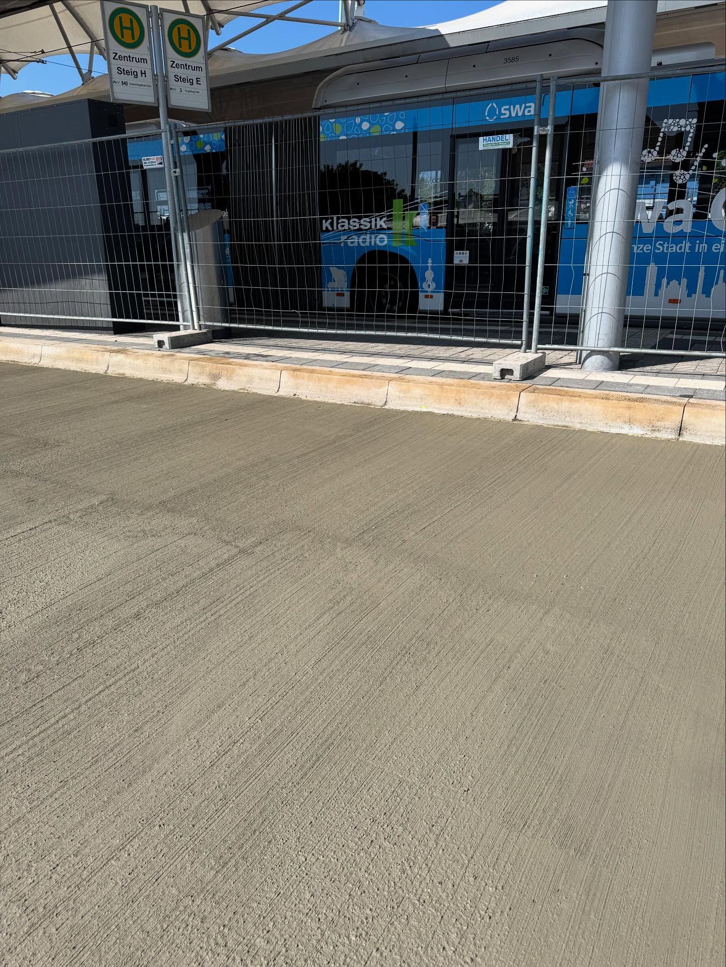 Neue Bushaltestelle in Königsbrunn

Heute haben wir in Königsbrunn eine Bushaltestelle fertiggestel…