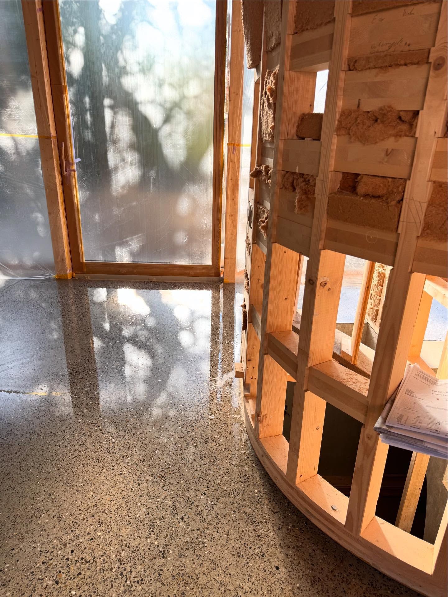 Ein Boden, der Geschichte schreibt.
Im Herbst angelegt, jetzt vollendet: glatt poliert, imprägniert…